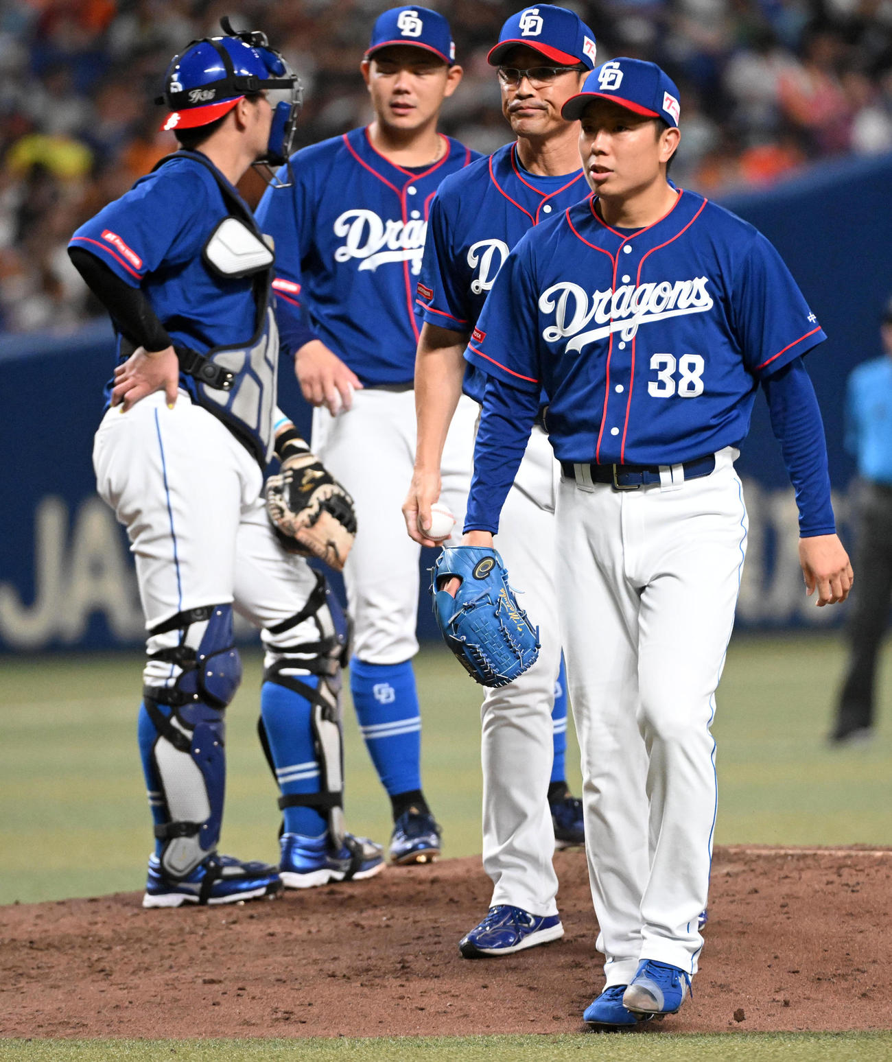中日対巨人　6回表巨人無死三塁、交代でベンチに戻る松葉（撮影・前岡正明）