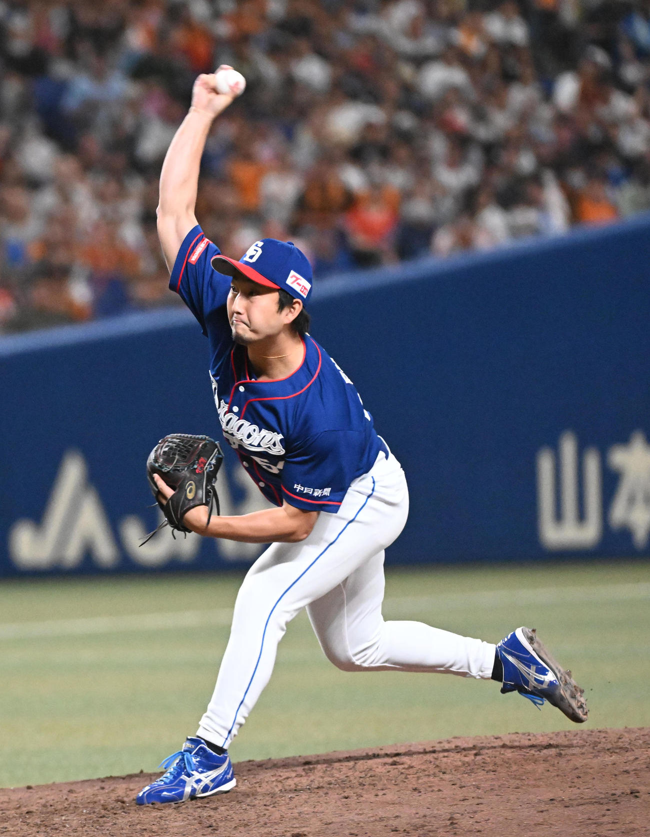 中日対巨人　中日2番手の藤嶋（撮影・前岡正明）