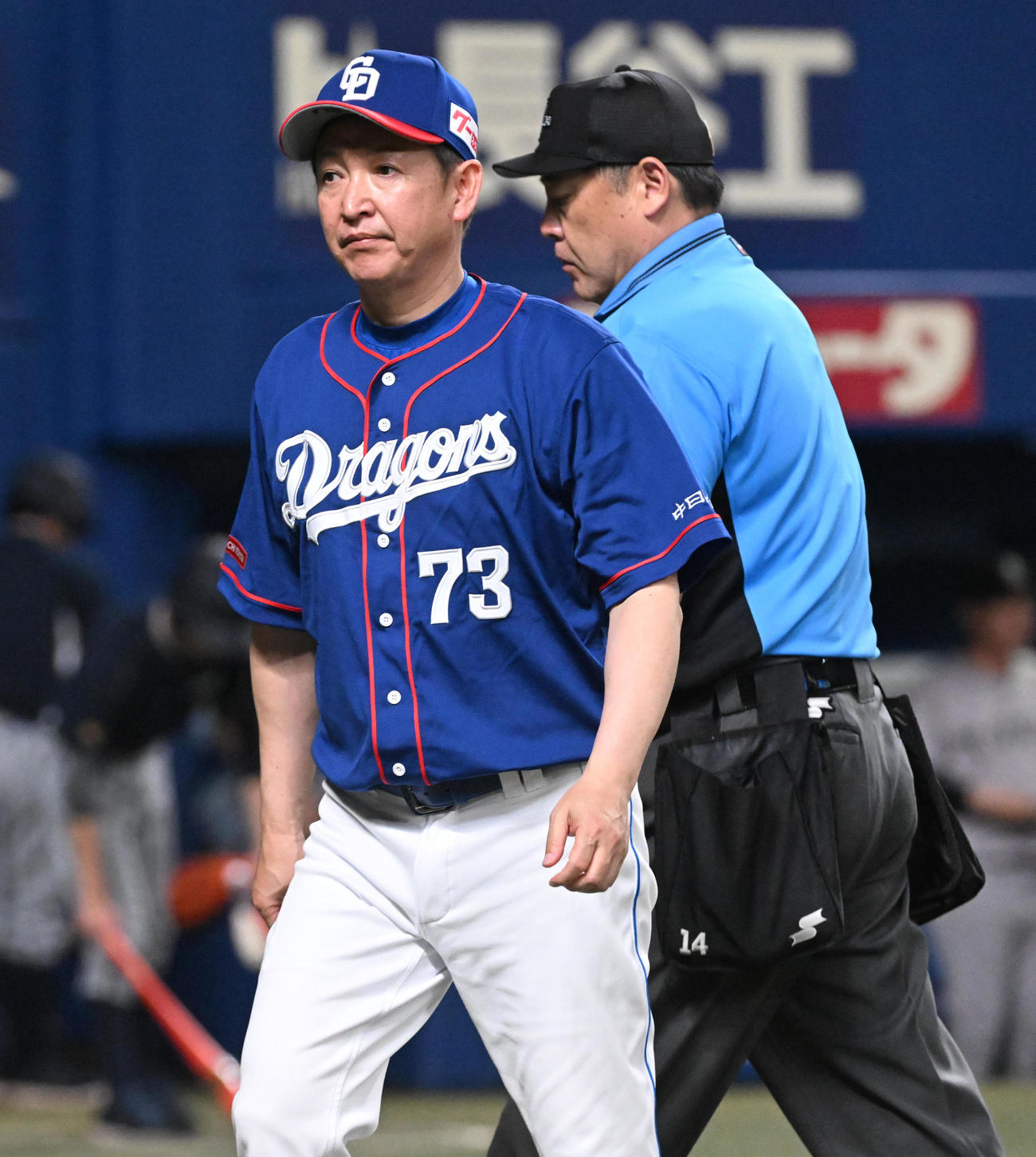 中日対巨人　7回、交代を告げた立浪監督（撮影・前岡正明）