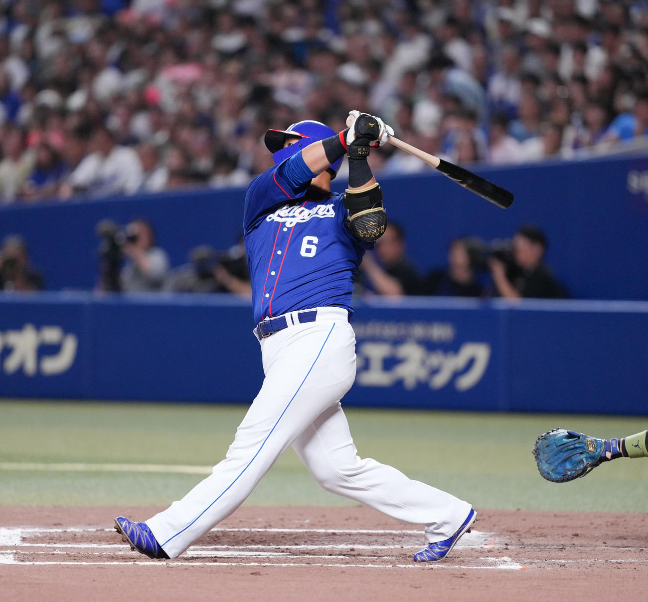 中日対巨人　6回裏中日2死、左越えにソロ本塁打を放つ中田（撮影・菅敏）