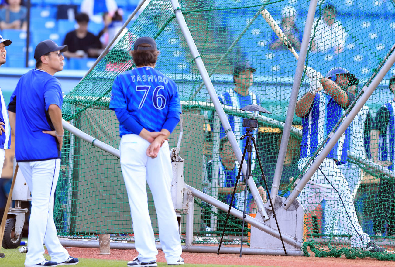 ヤクルト対DeNA DeNA三浦監督（左）が見つめる中、フリー打撃するフォード（撮影・浅見桂子）