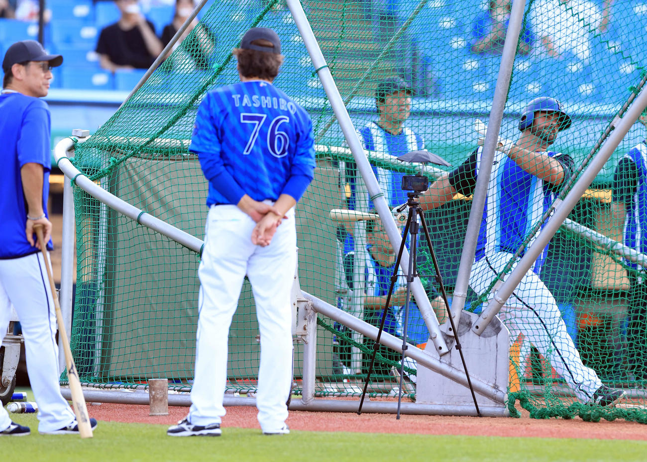 ヤクルト対DeNA DeNA三浦監督（左）が見つめる中、フリー打撃するフォード（撮影・浅見桂子）