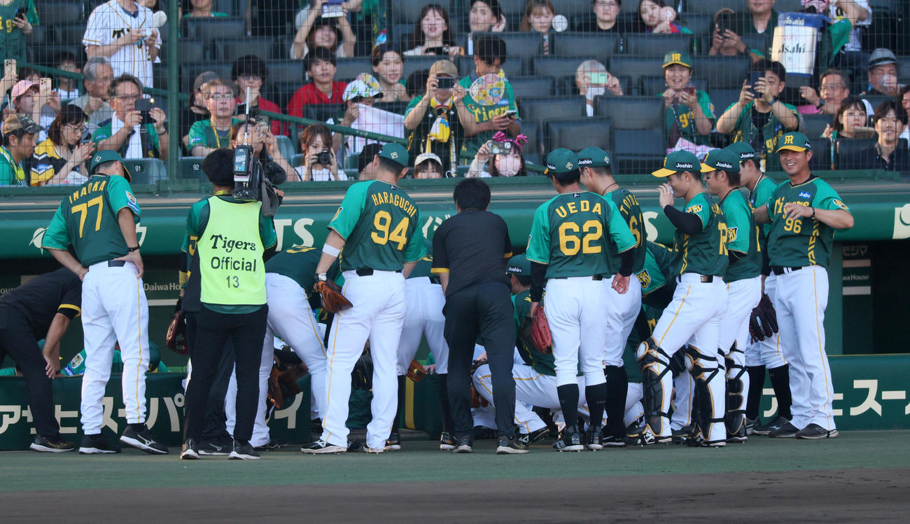 阪神対広島　試合前の円陣を組む阪神ナイン（撮影・加藤哉）