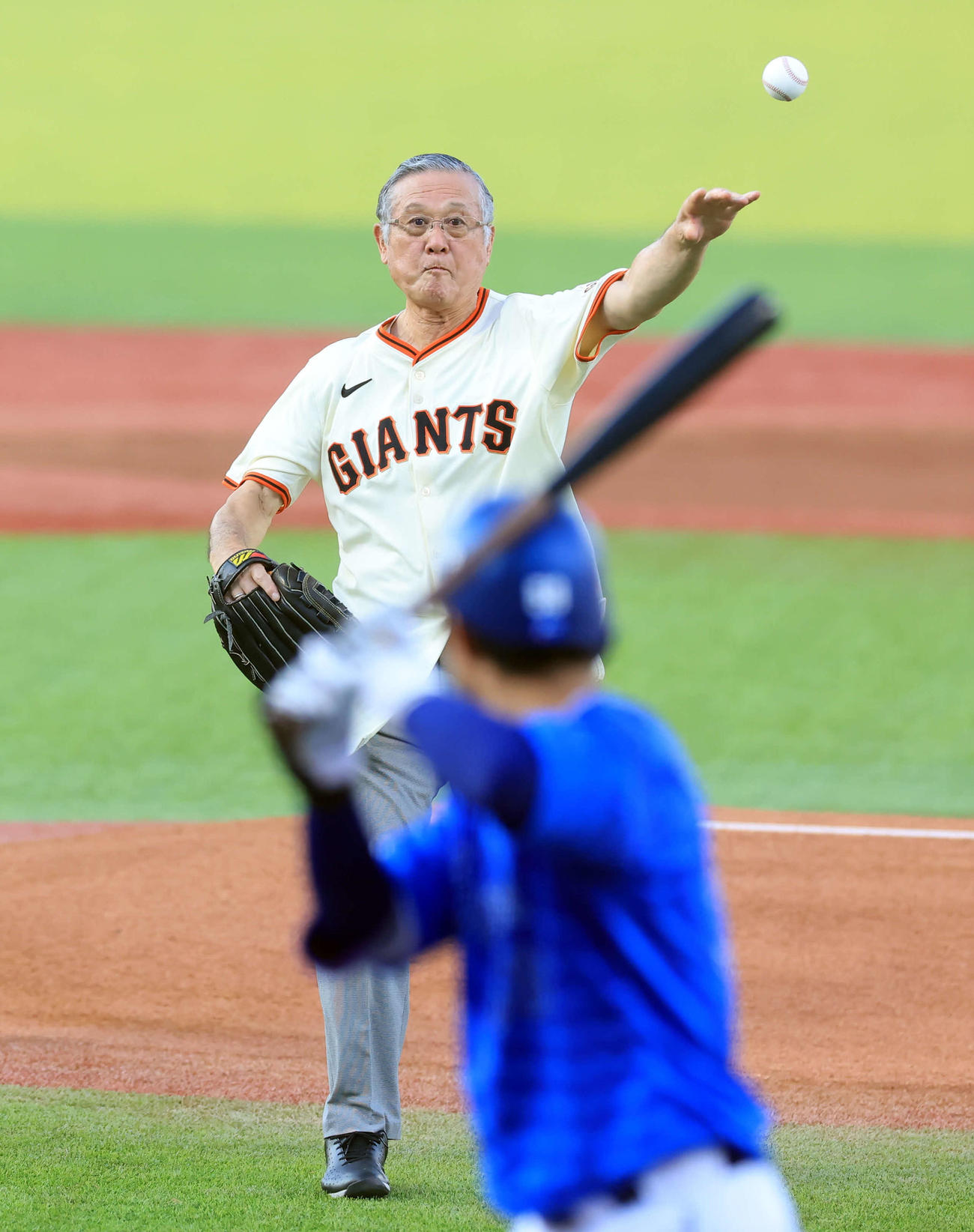 ヤクルト対DeNA　始球式に登場した村上雅則氏（撮影・浅見桂子）