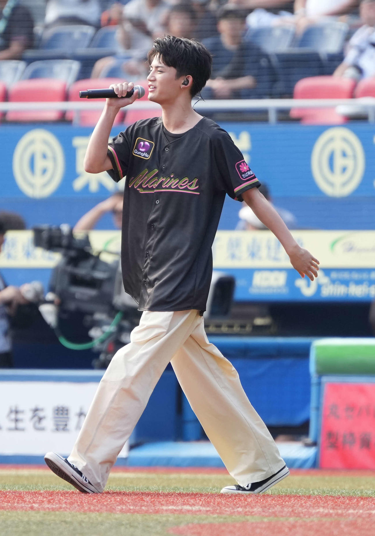 ロッテ対日本ハム　ファーストピッチセレモニーに臨む藤原大祐（撮影・小沢裕）
