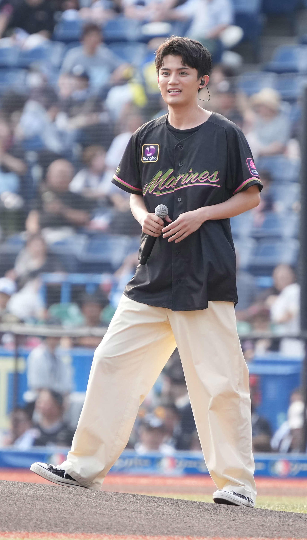 ロッテ対日本ハム　ファーストピッチセレモニーに臨む藤原大祐（撮影・小沢裕）