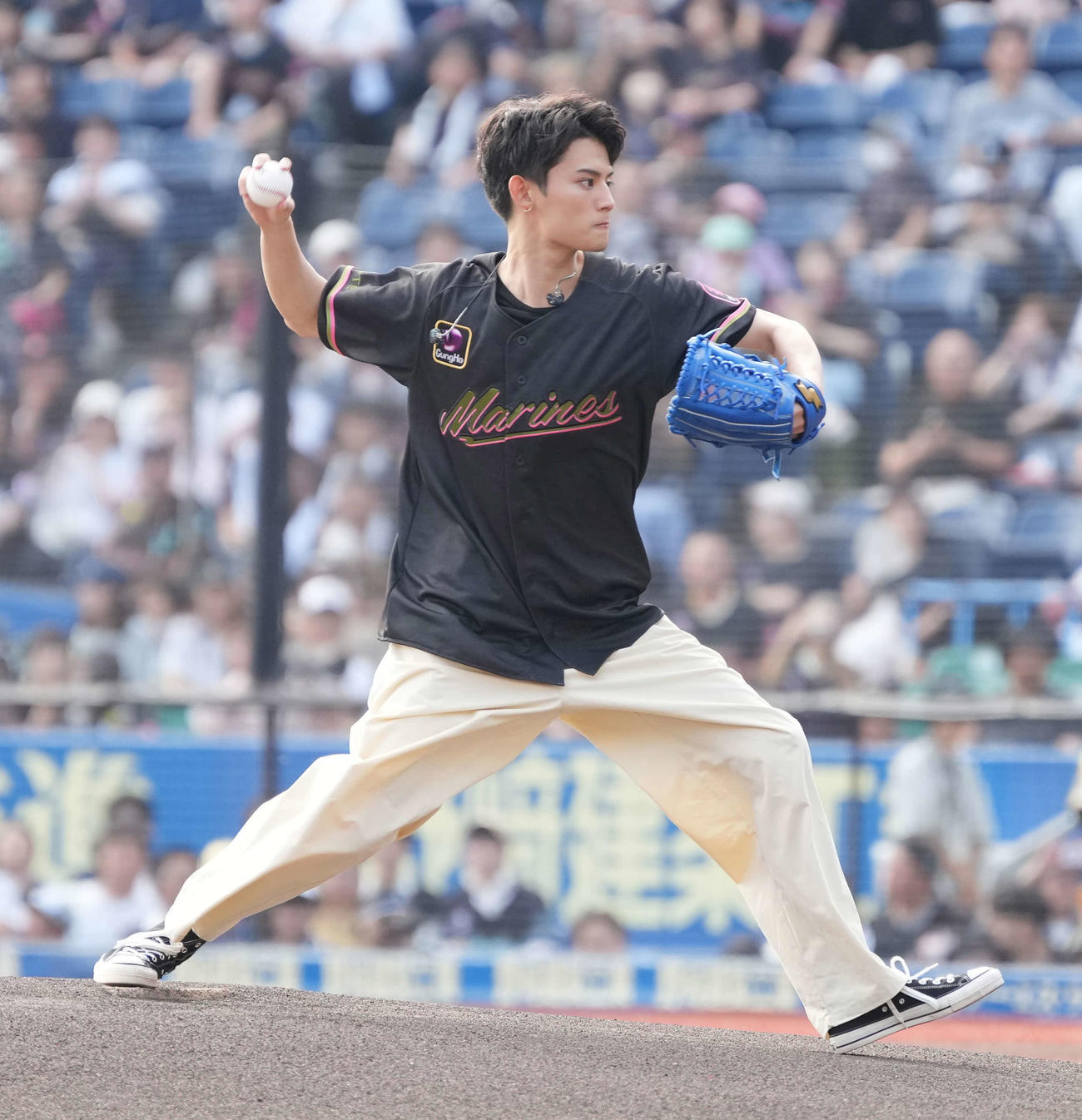 ロッテ対日本ハム　ファーストピッチセレモニーに臨む藤原大祐（撮影・小沢裕）