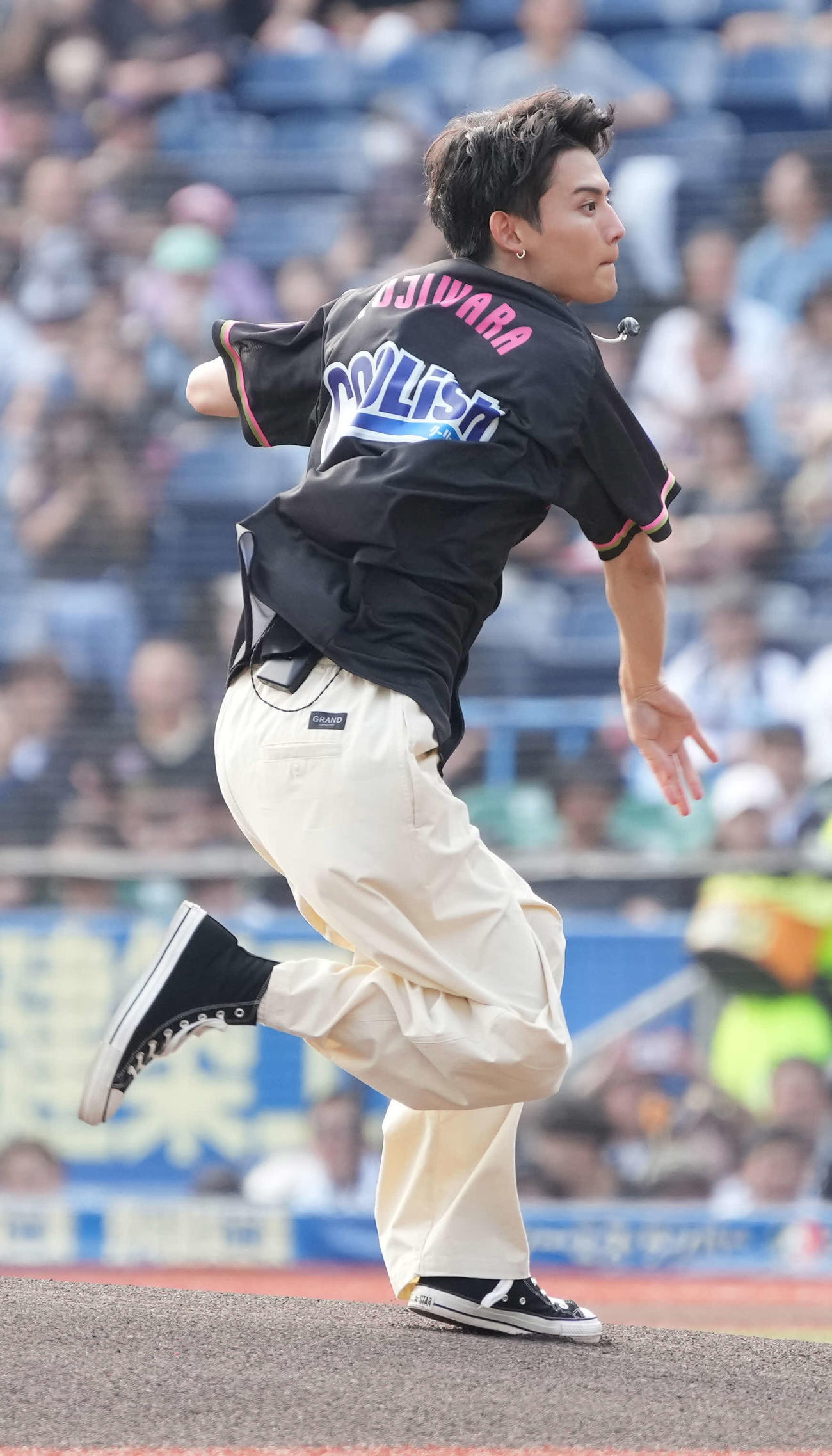 ロッテ対日本ハム　ファーストピッチセレモニーに臨む藤原大祐（撮影・小沢裕）