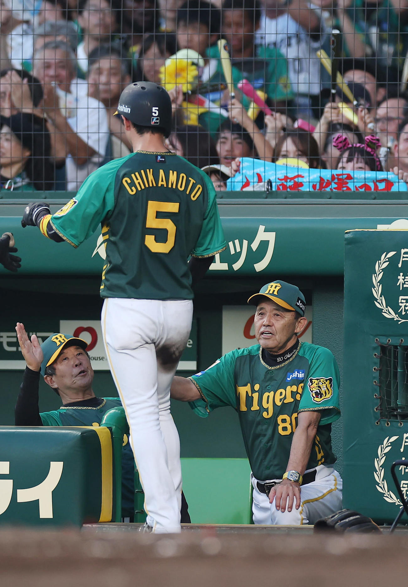 阪神対広島　3回裏阪神2死一、三塁、佐藤輝の適時打で生還した近本（中央）を迎える岡田監督（右）ら（撮影・前田充）