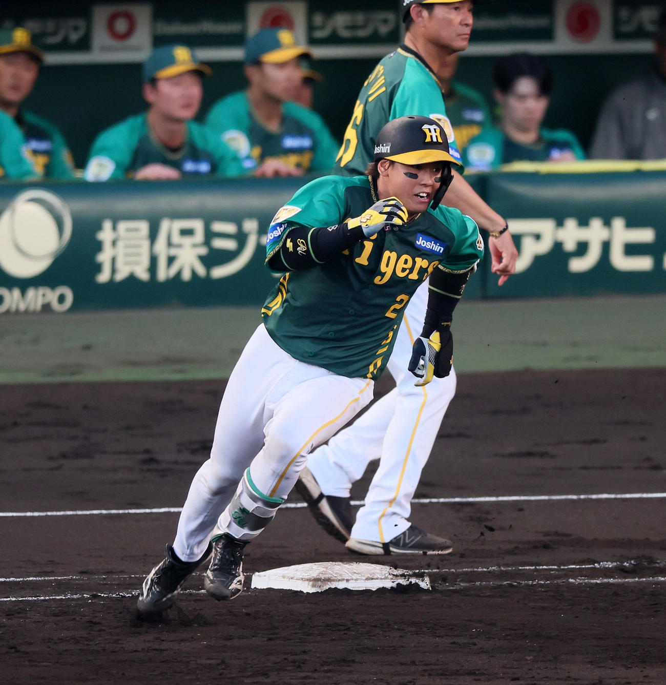 阪神対広島　3回裏阪神無死、梅野は左二塁打を放つ（撮影・加藤哉）