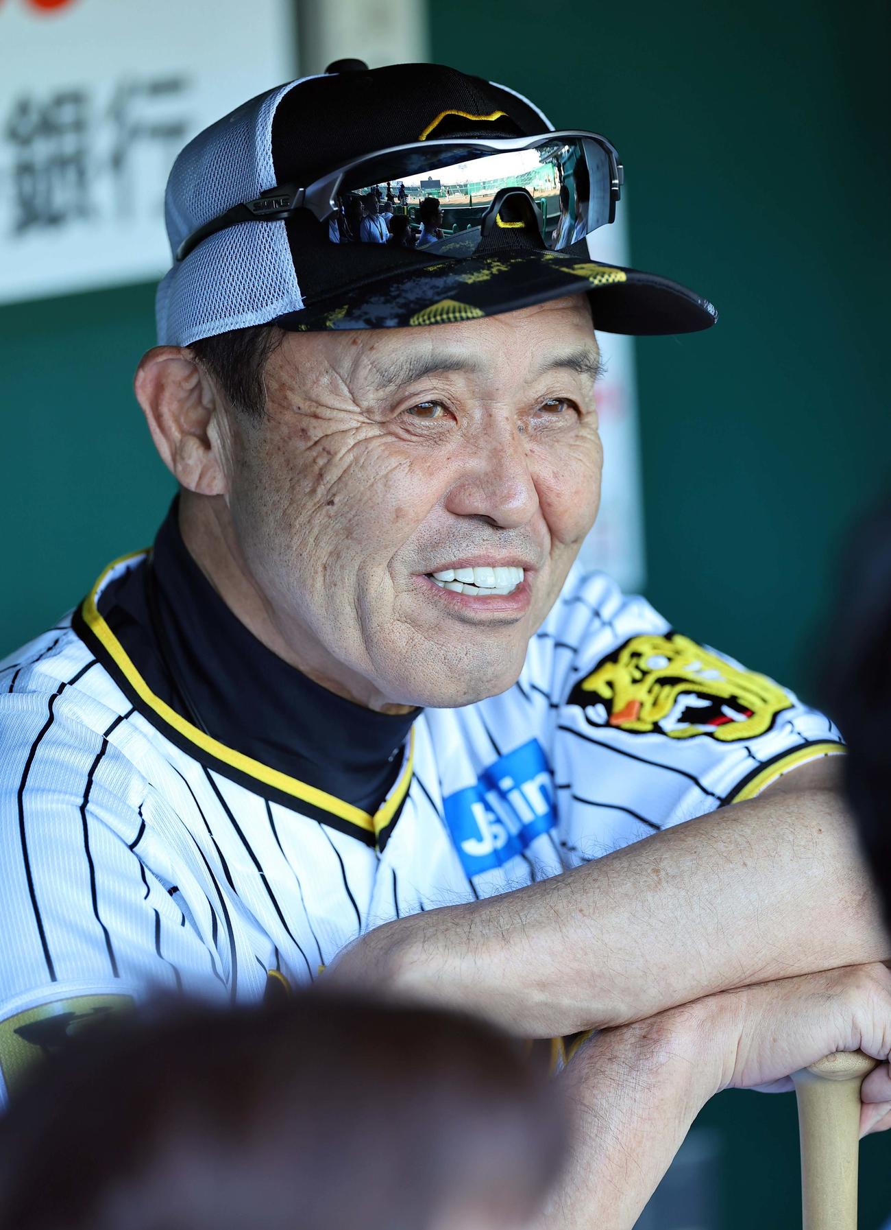 阪神対広島　練習を見守る岡田監督（撮影・上田博志）