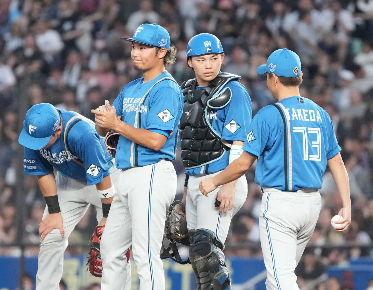 ロッテ対日本ハム　5回裏ロッテに逆転を許し降板する日本ハム先発の伊藤（左から2人目）（撮影・小沢裕）