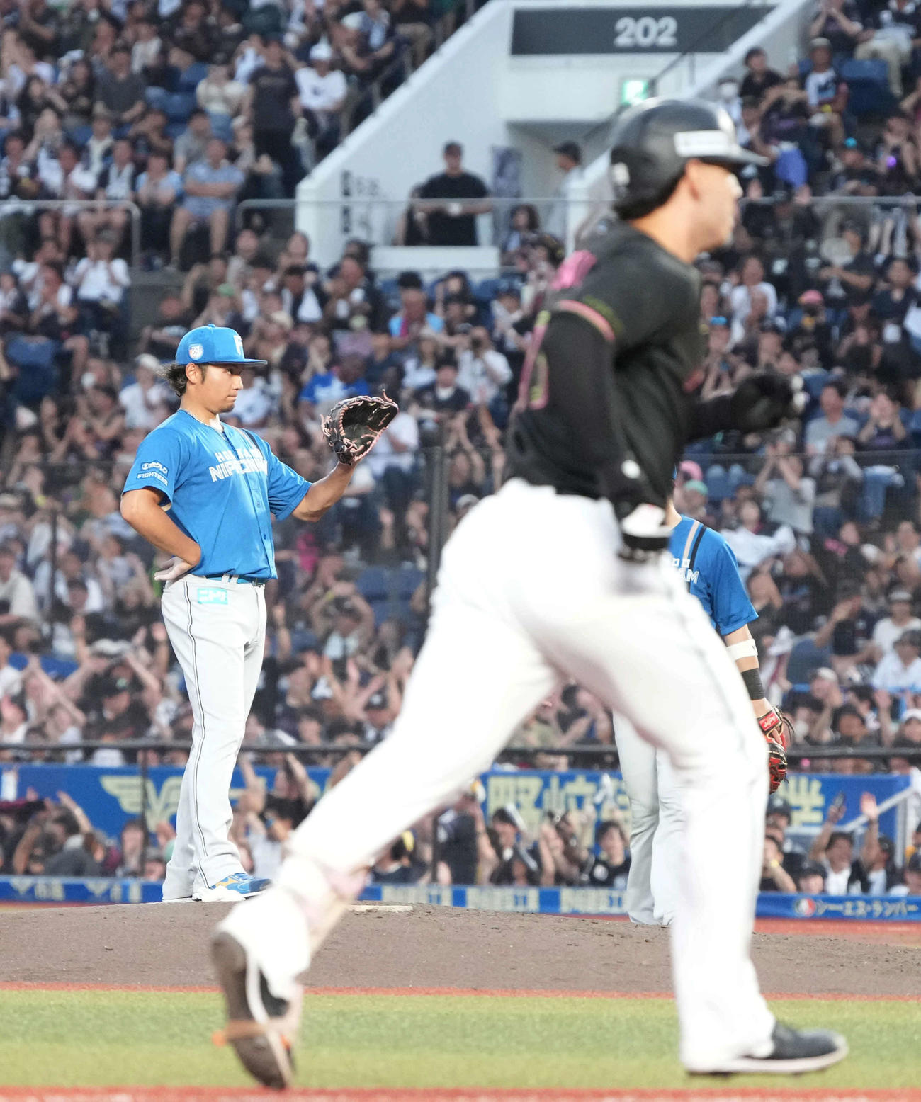 ロッテ対日本ハム　5回裏ロッテ1死一、三塁、日本ハム先発の伊藤はソト（右）に左越えの逆転3点本塁打を許す（撮影・小沢裕）