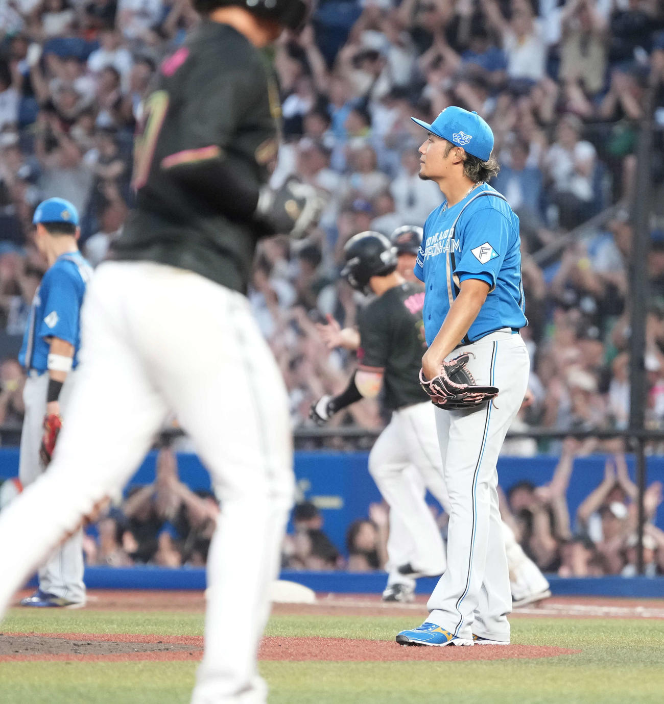 ロッテ対日本ハム　5回裏ロッテ1死一、三塁、日本ハム先発の伊藤はソト（中央）に左越えの逆転3点本塁打を許す（撮影・小沢裕）