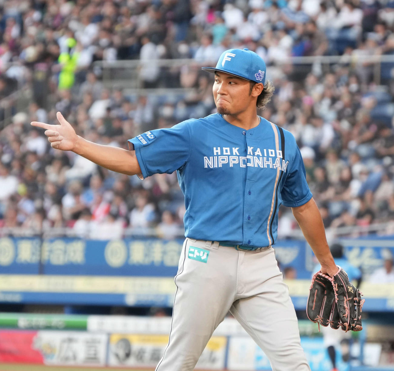 ロッテ対日本ハム　3回の投球を終えベンチへ引き揚げる日本ハム先発の伊藤（撮影・小沢裕）