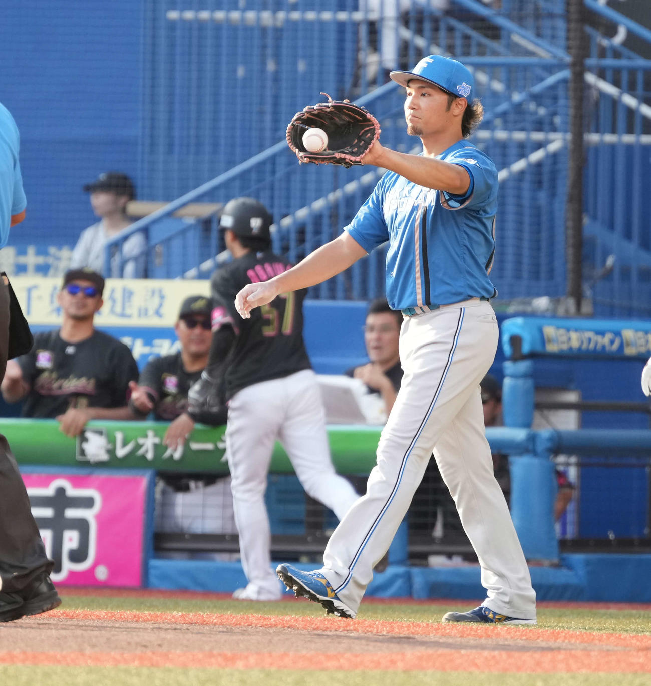 ロッテ対日本ハム　1回裏1死一、二塁、ソトに先制中前適時打を許す日本ハム先発の伊藤（撮影・小沢裕）