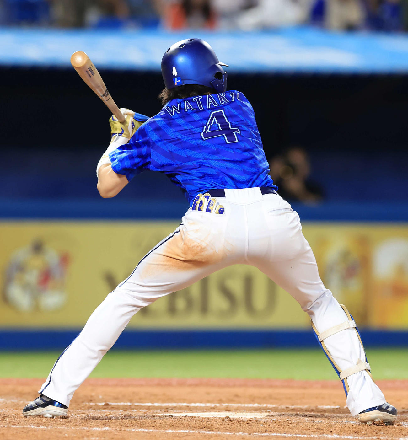 ヤクルト対DeNA 3回表DeNA2死満塁、右足に押し出し死球を受ける度会（撮影・浅見桂子）