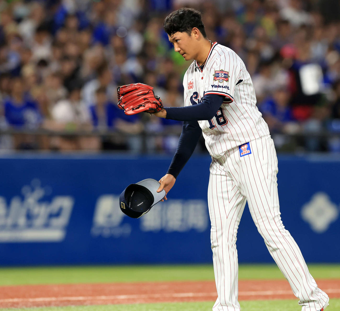 ヤクルト対DeNA 3回表DeNA2死満塁、度会に押し出し死球を与え、帽子を取って謝る奥川（撮影・浅見桂子）