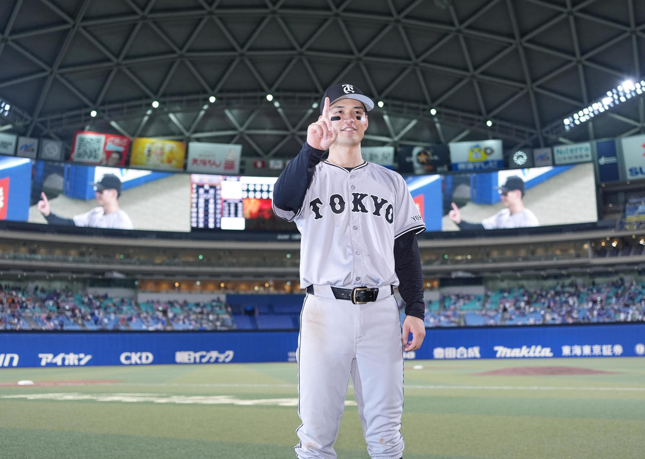 中日対巨人　中日に勝利し、移籍後初本塁打を放った巨人若林は、笑顔でポーズをとる（撮影・菅敏）
