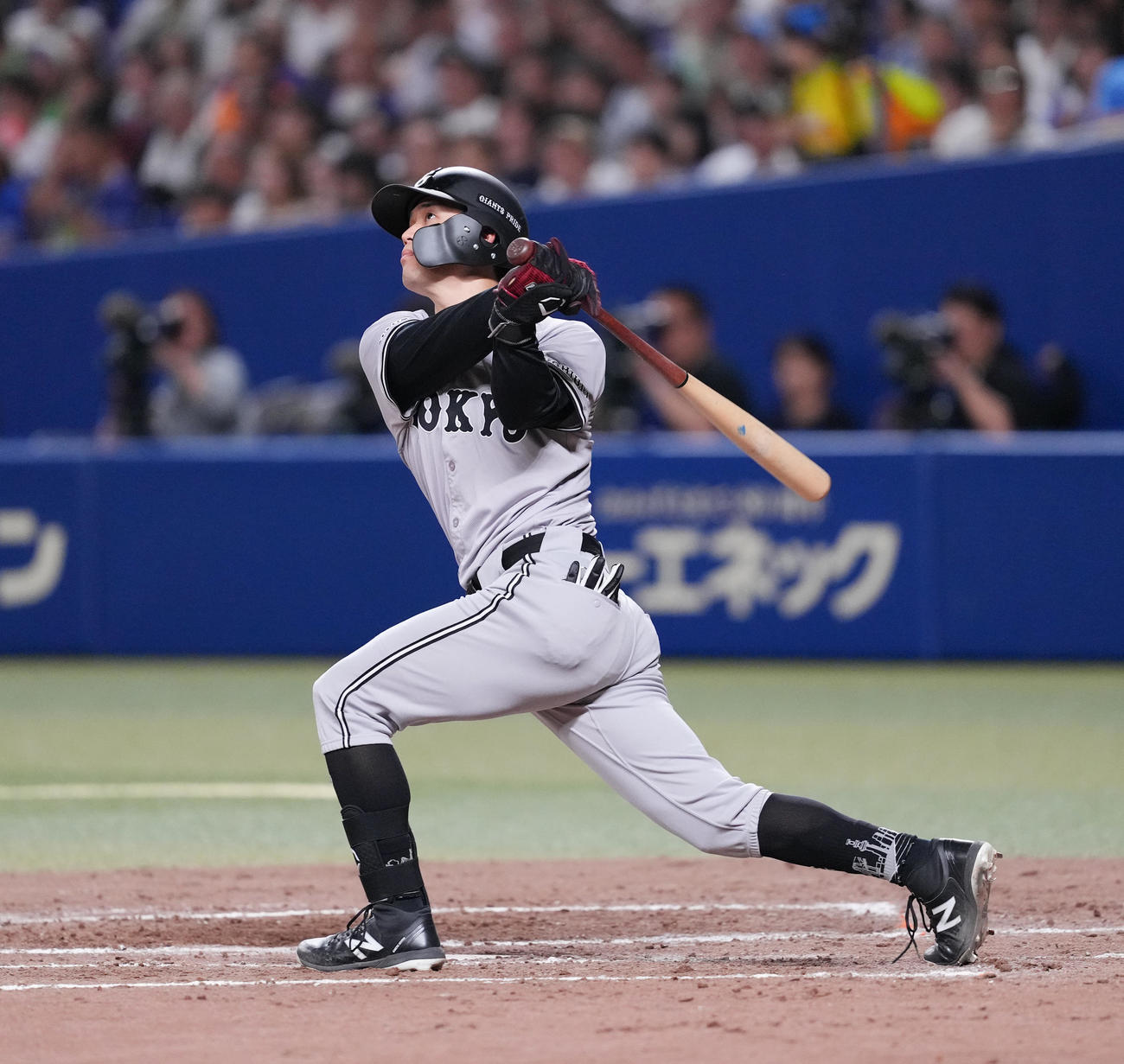 中日対巨人　5回表巨人無死一塁、左越えに2点本塁打を放つ若林（撮影・菅敏）