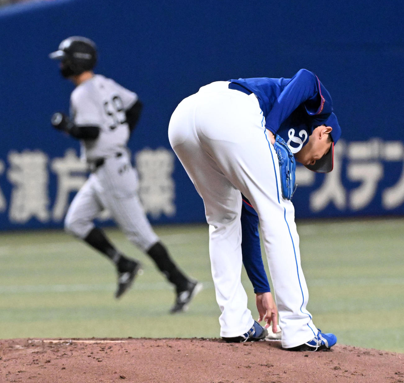 中日対巨人　5回表巨人無死一塁、若林に先制の左越え2点本塁打を打たれがっくりする松葉（撮影・前岡正明）