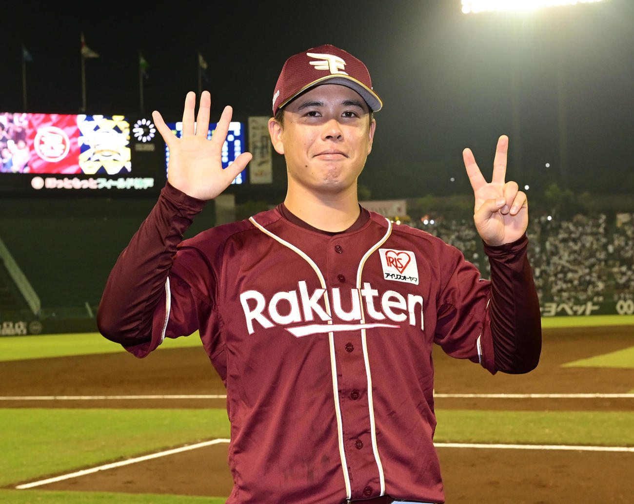 オリックス対楽天　7連勝を飾り笑顔でポーズを取る楽天藤井（撮影・和賀正仁）