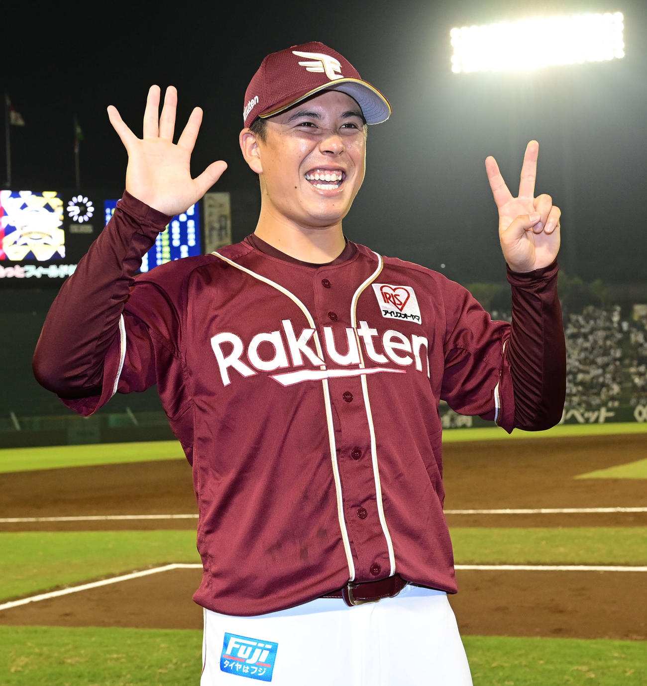 オリックス対楽天　7連勝を飾り笑顔でポーズを取る楽天藤井（撮影・和賀正仁）