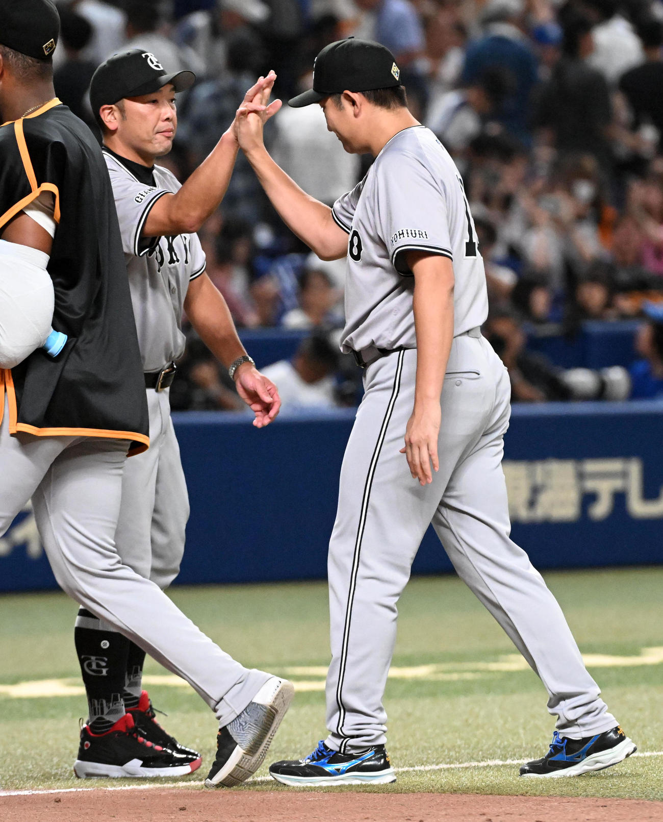 中日対巨人　勝利投手の菅野（右）を祝福する阿部監督（撮影・前岡正明）