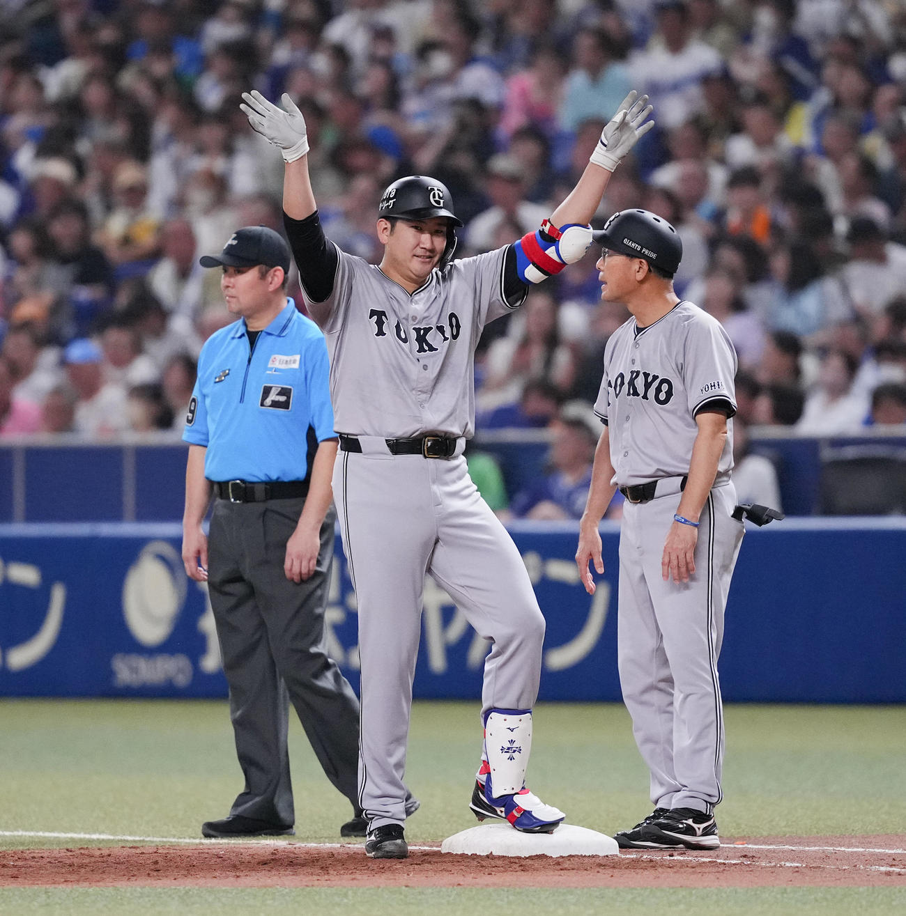 中日対巨人　5回表巨人2死、左前打を放ち、塁上でポーズをとる菅野（撮影・菅敏）
