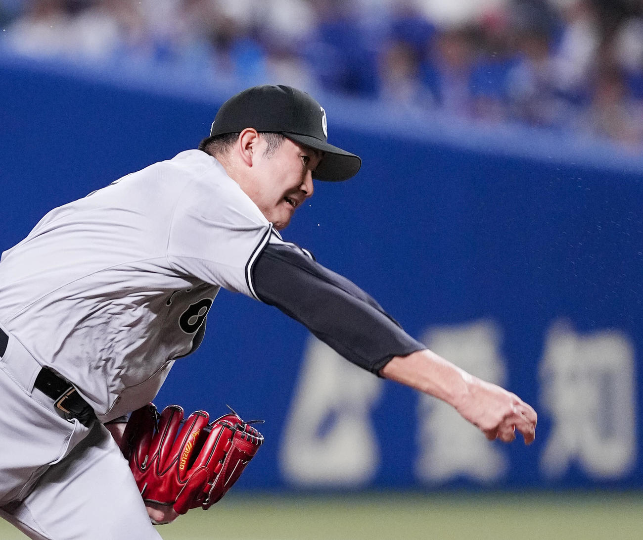 中日対巨人　汗を飛び散らせながら力投する巨人菅野（撮影・菅敏）