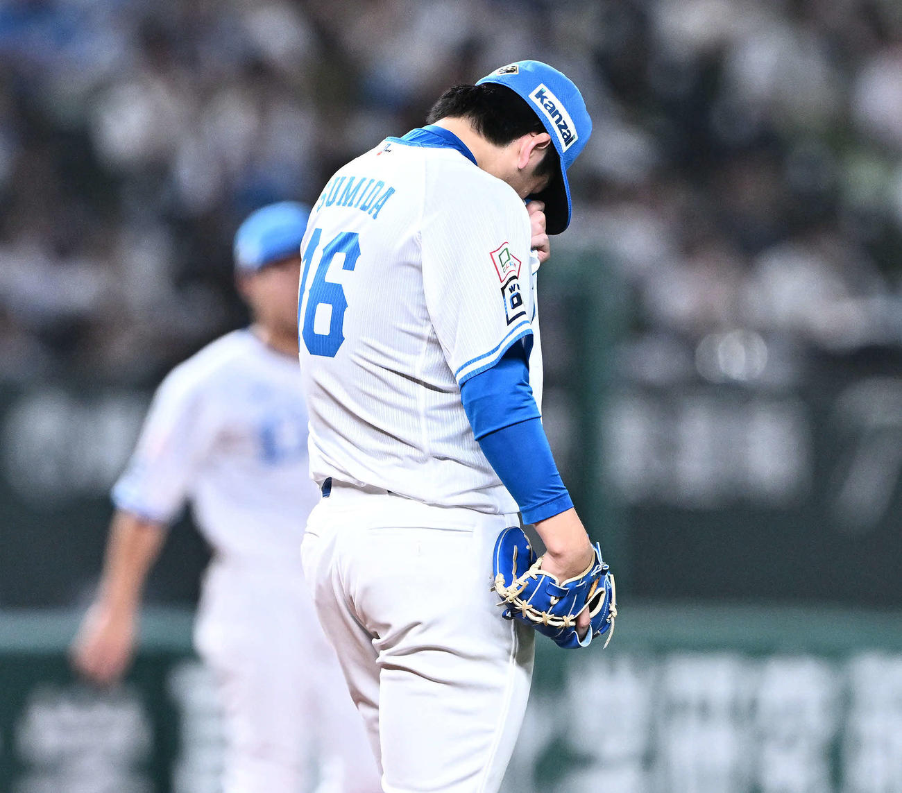 西武対ソフトバンク　9回表ソフトバンク2死二塁、栗原に先制適時打を許し汗をぬぐう隅田（撮影・滝沢徹郎）