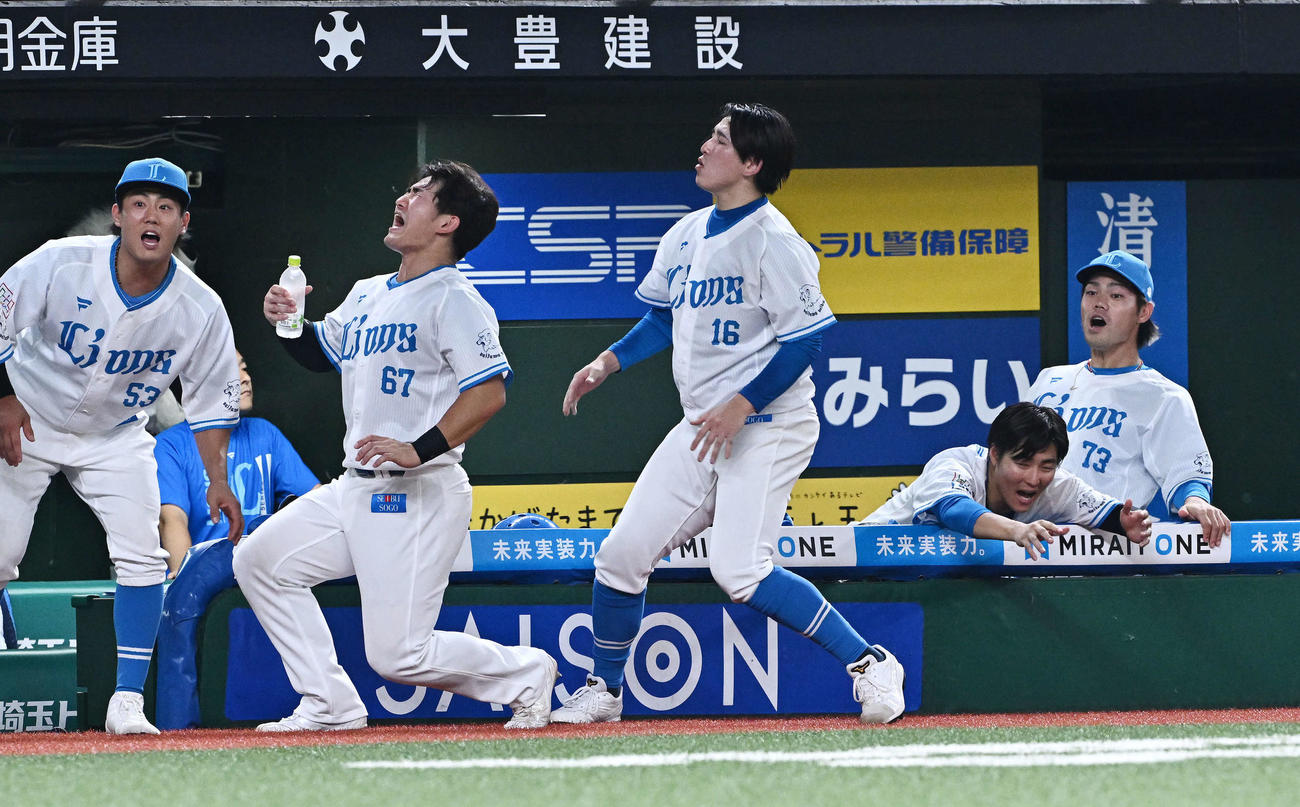 西武対ソフトバンク　9回裏西武1死一、二塁、蛭間の一塁セーフの判定がリプレー検証の結果覆り、がっくりの隅田（中央）ら（撮影・滝沢徹郎）