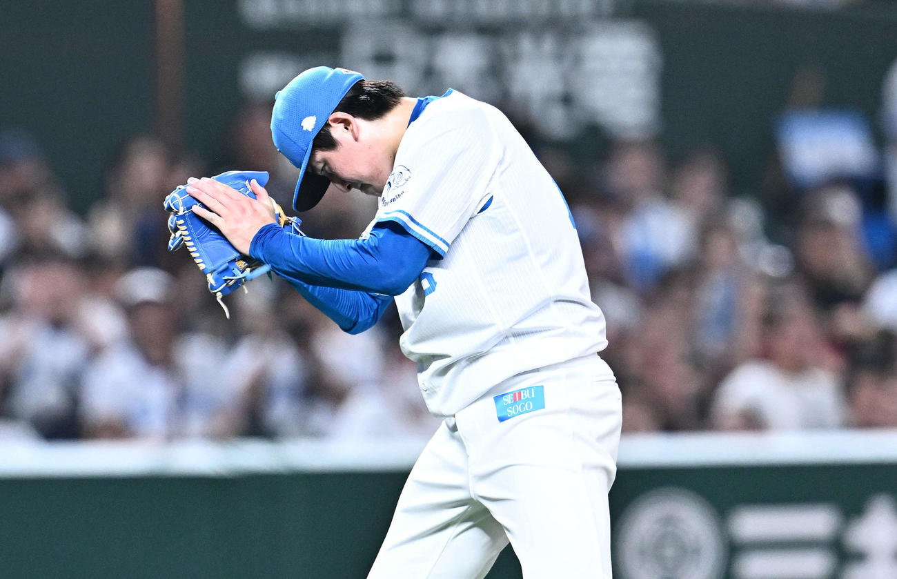 西武対ソフトバンク　6回表ソフトバンク2死三塁、吉田を三ゴロに打ち取りグラブをたたく隅田（撮影・滝沢徹郎）