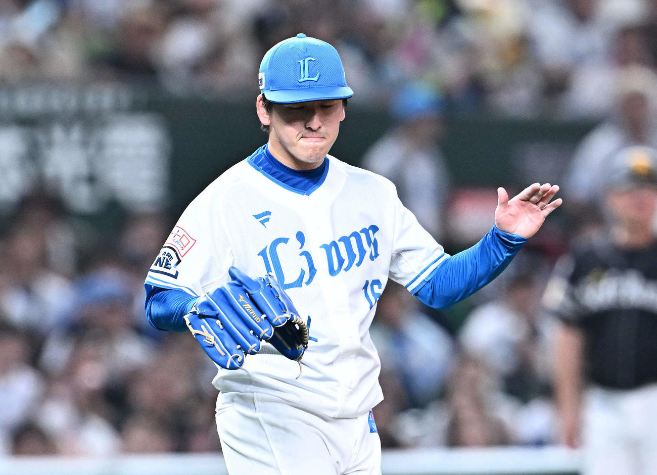 西武対ソフトバンク　6回表ソフトバンク2死三塁、吉田を三ゴロに打ち取りグラブをたたく隅田（撮影・滝沢徹郎）