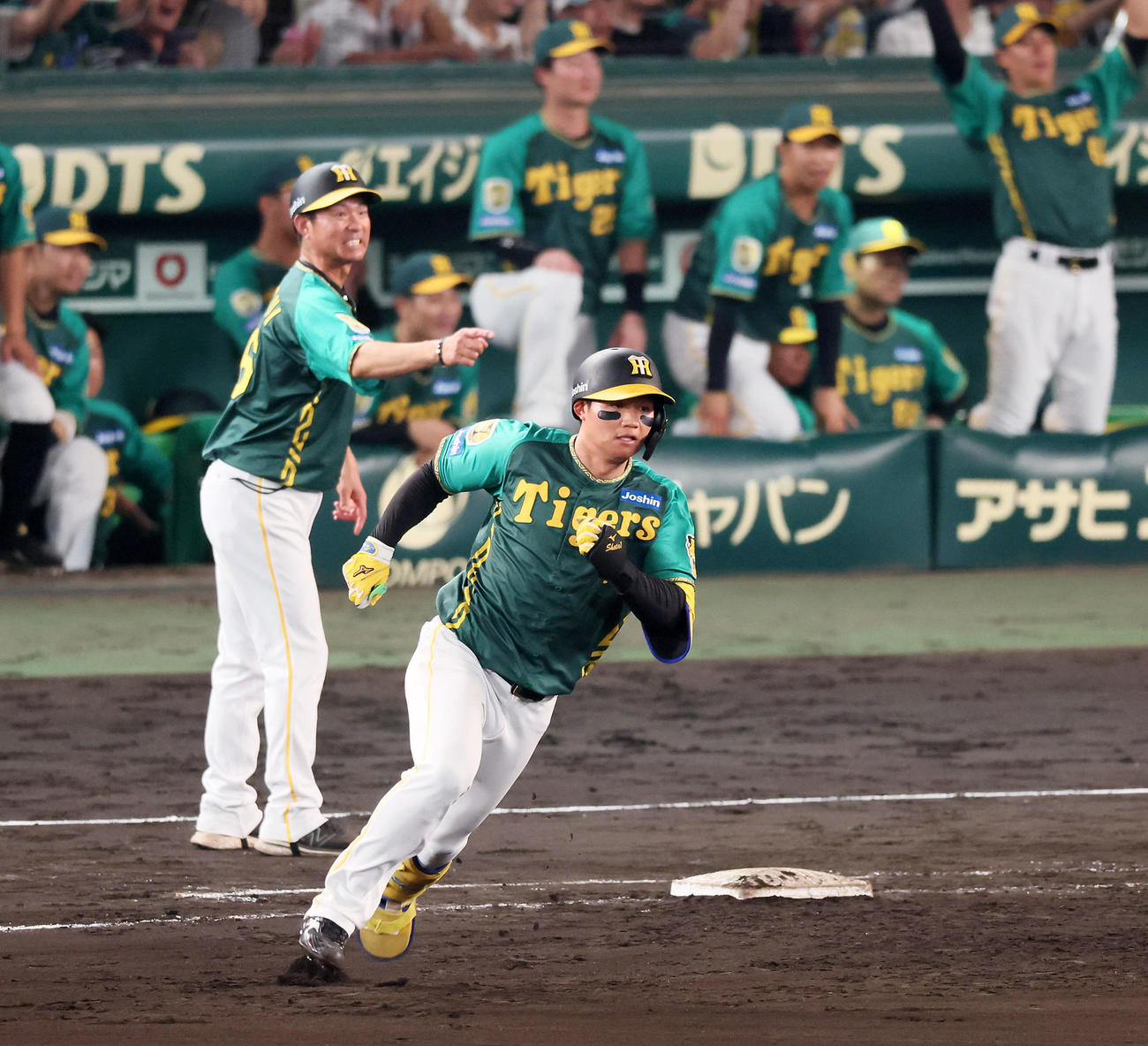 阪神対広島　6回裏阪神1死満塁、森下は左適時2点二塁打放つ（撮影・加藤哉）