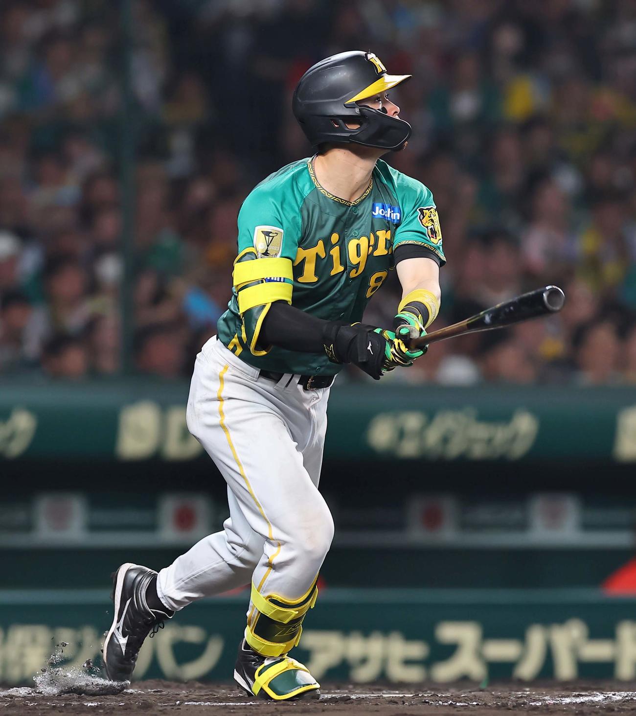 阪神対広島　6回裏阪神1死二、三塁、佐藤輝は中犠飛を放つ（撮影・上田博志）