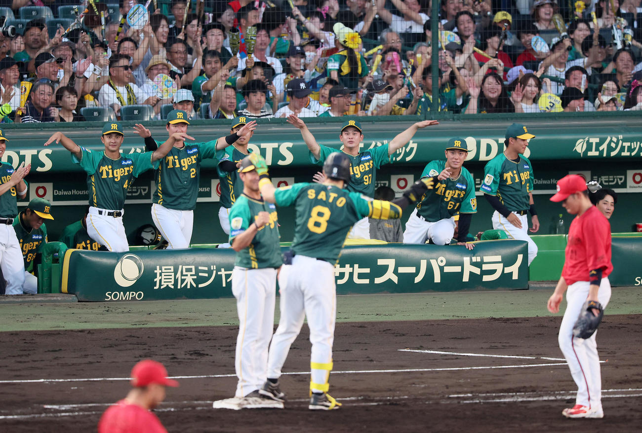 阪神対広島　3回裏阪神2死一、三塁、佐藤輝の右適時打にベンチでポーズを決めるナイン（撮影・加藤哉）