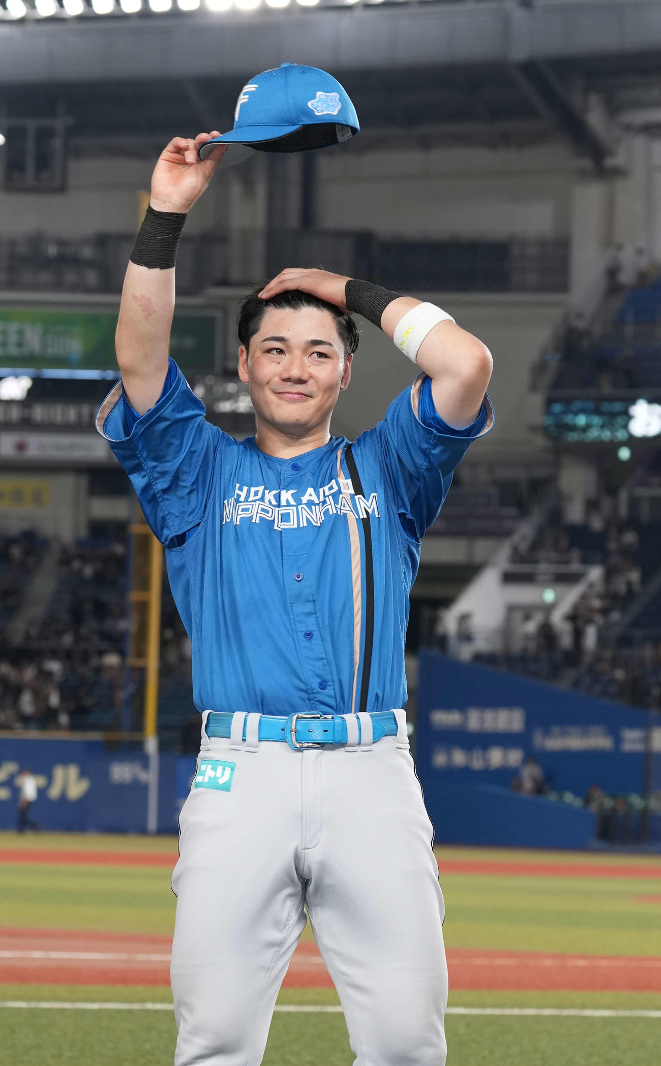 ロッテ対日本ハム　ヒーローインタビューを終えスタンドの声援に応える日本ハム清宮（撮影・小沢裕）