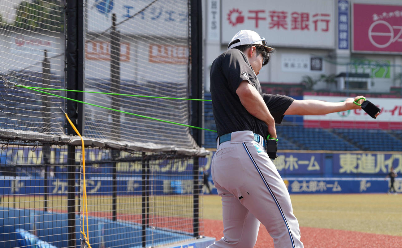 ロッテ対日本ハム　ゴムチューブを使って打撃フォームを固める練習をする日本ハム清宮（撮影・小沢裕）