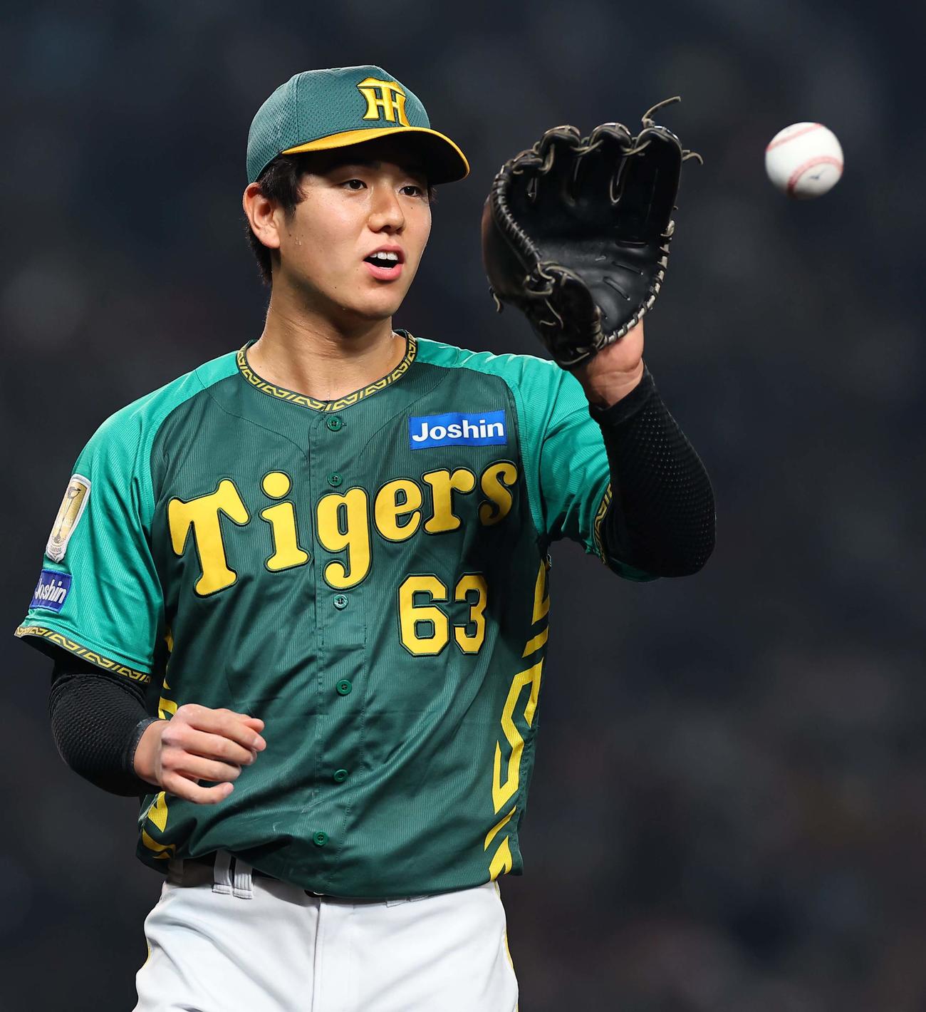 阪神対広島　プロ初登板の石黒は記念球を受け取る（撮影・上田博志）