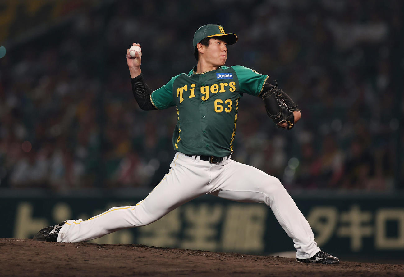 阪神対広島　8回表広島2死、阪神4番手でプロ初登板する石黒（撮影・前田充）