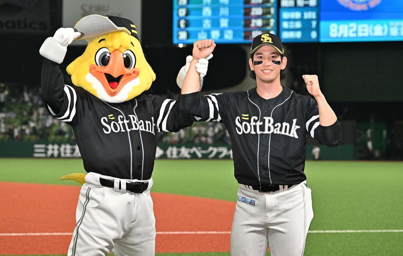西武対ソフトバンク　ヒーローインタビューを終えハリーホークとポーズを決めるソフトバンク栗原（撮影・滝沢徹郎）