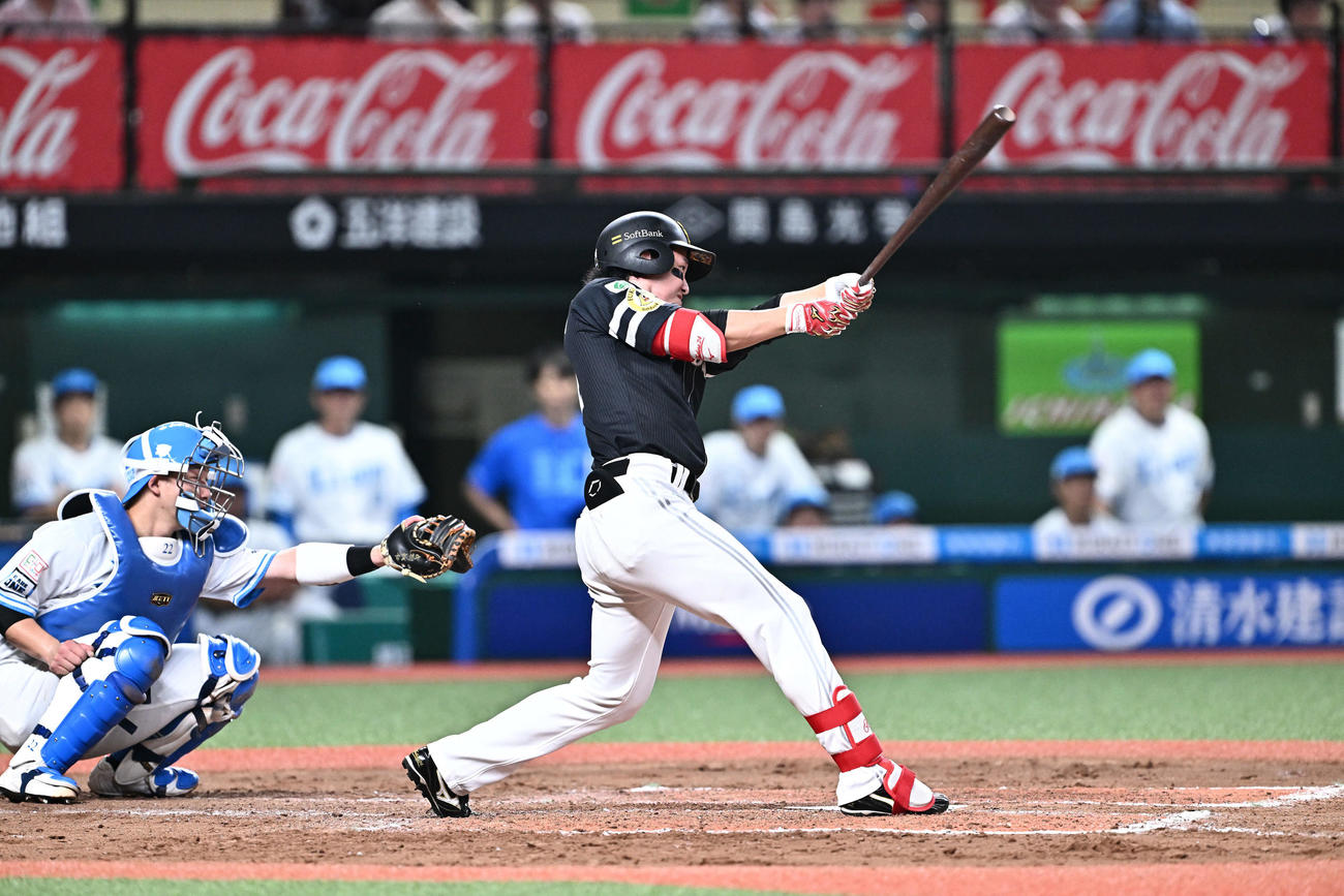 西武対ソフトバンク　9回表ソフトバンク2死二塁、栗原は先制中前適時打を放つ（撮影・滝沢徹郎）
