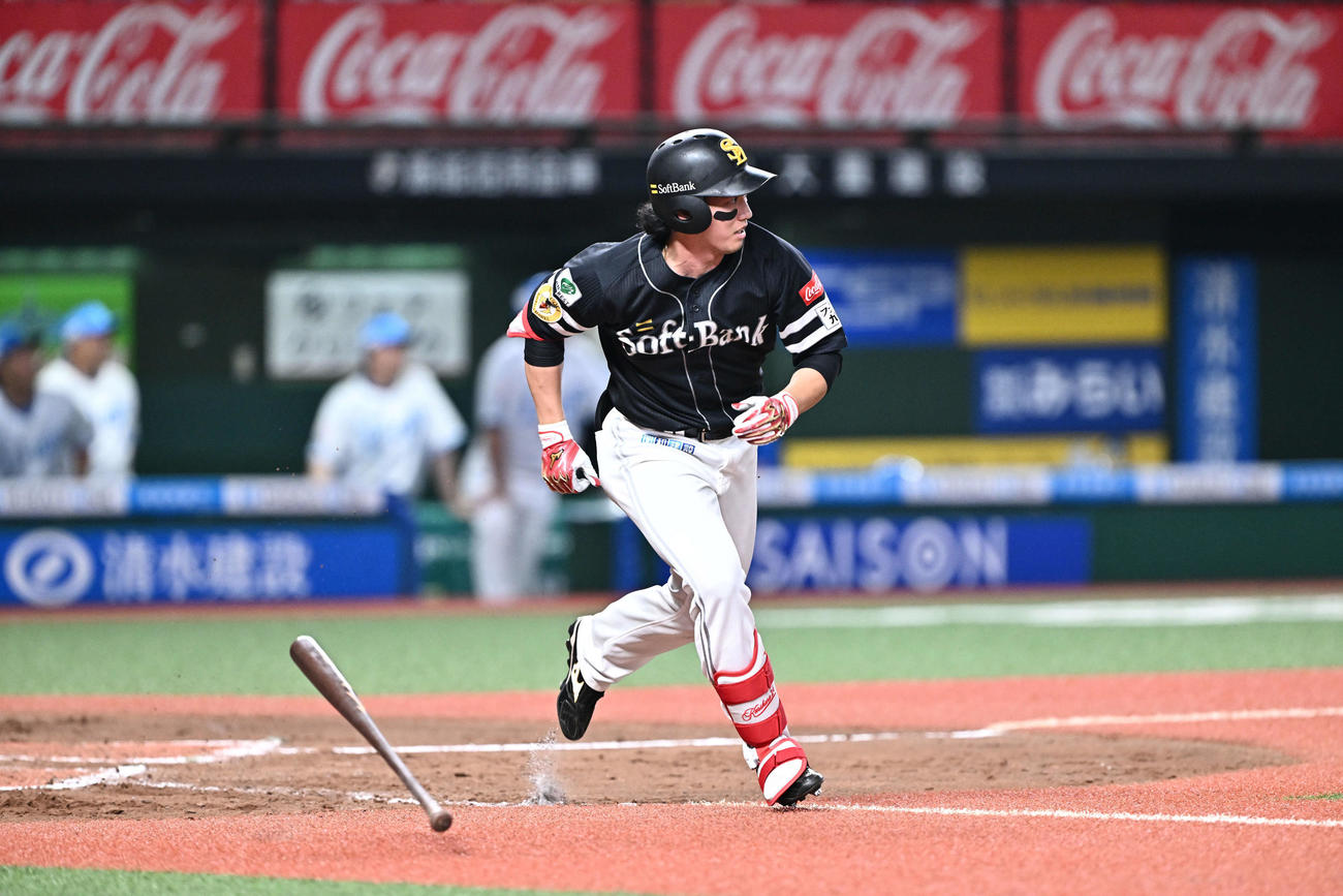 西武対ソフトバンク　9回表ソフトバンク2死二塁、栗原は先制中前適時打を放つ（撮影・滝沢徹郎）