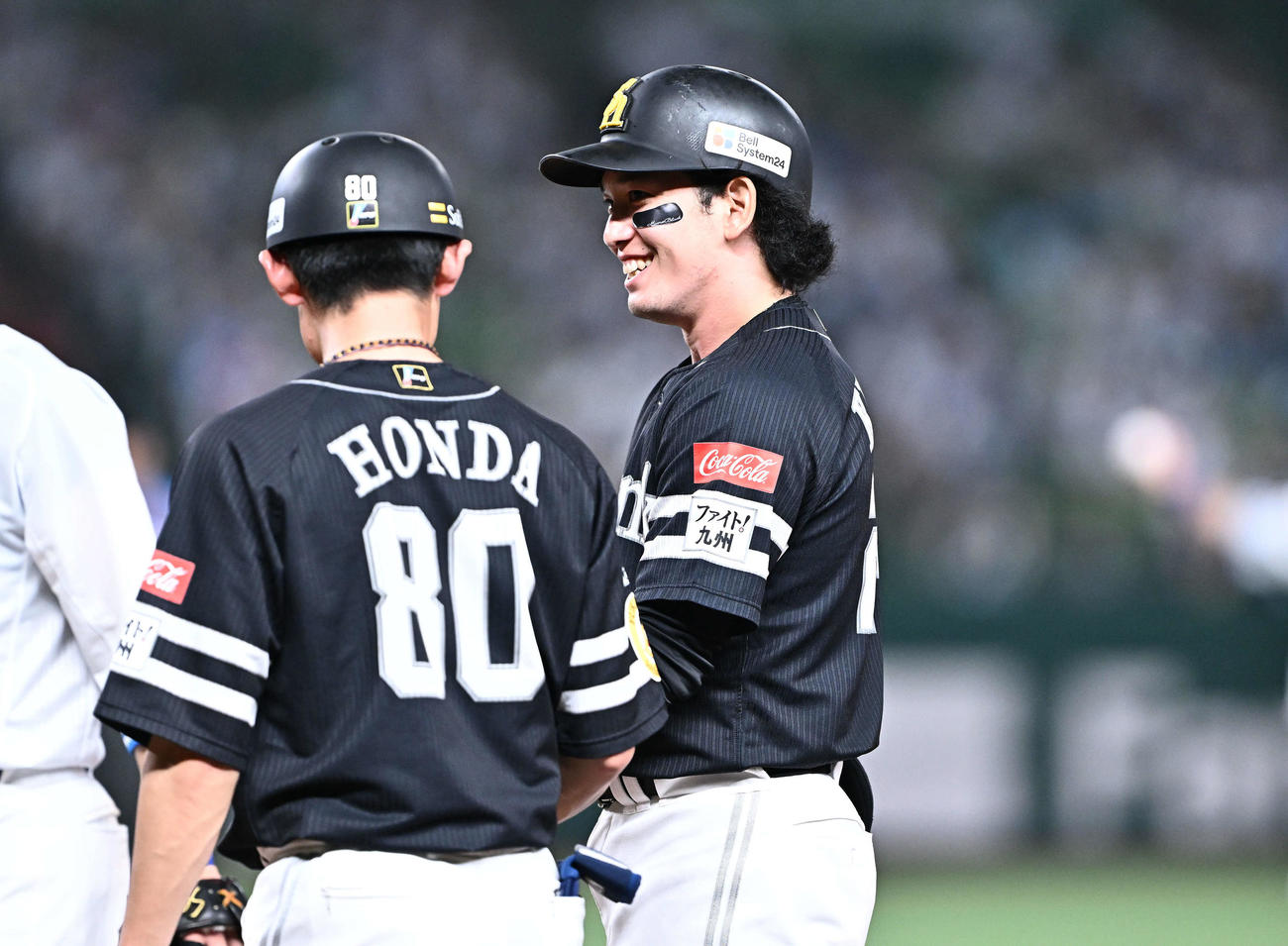 西武対ソフトバンク　9回表ソフトバンク2死二塁、栗原（右）は先制中前適時打を放ち笑顔を見せる（撮影・滝沢徹郎）