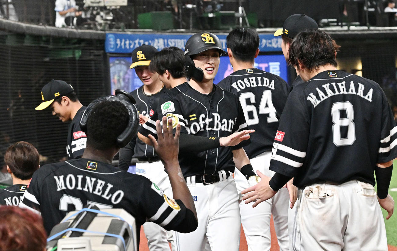 西武対ソフトバンク　9回表ソフトバンク2死二塁、栗原の先制適時打で生還した周東（中央）はチームメートとタッチをかわす（撮影・滝沢徹郎）