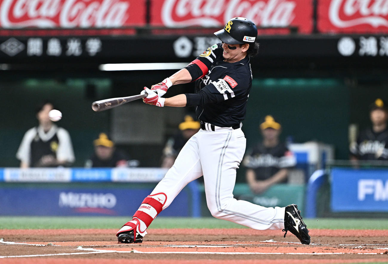 西武対ソフトバンク　1回表ソフトバンク2死、栗原は右前打を放つ（撮影・滝沢徹郎）