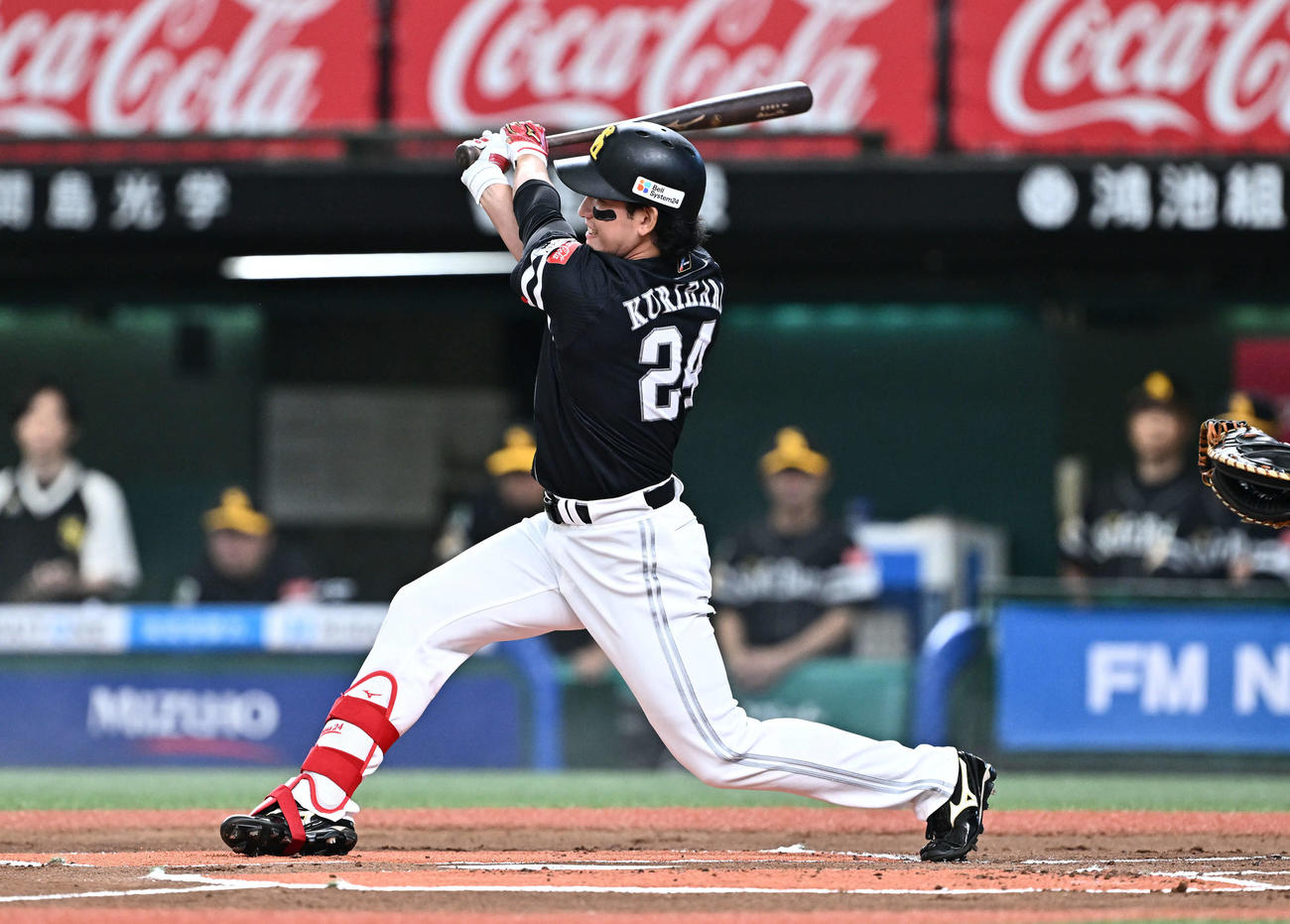 西武対ソフトバンク　1回表ソフトバンク2死、栗原は右前打を放つ（撮影・滝沢徹郎）