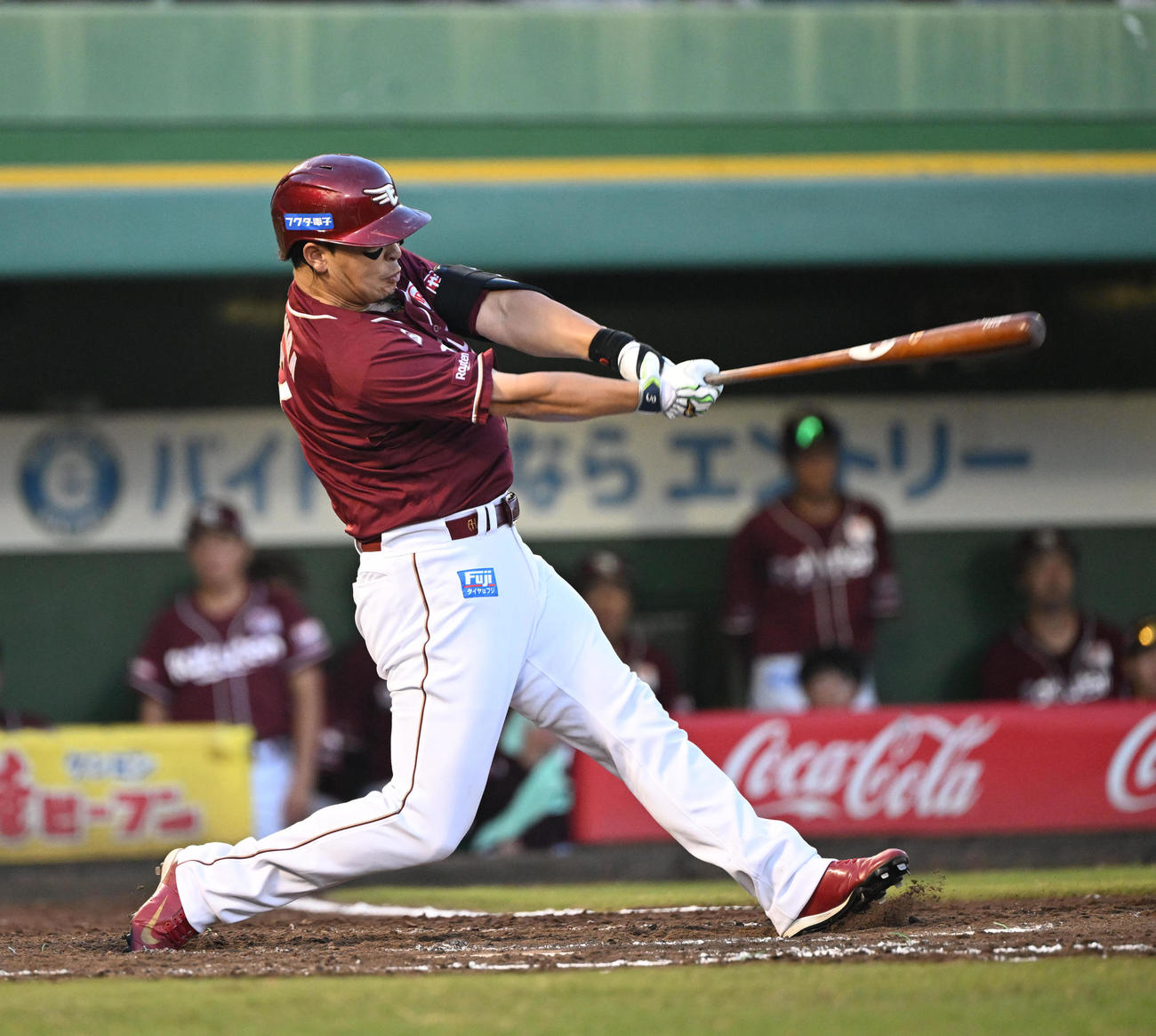 オリックス対楽天　8回表楽天2死三塁、左翼線に適時二塁打を放つ浅村（撮影・和賀正仁）