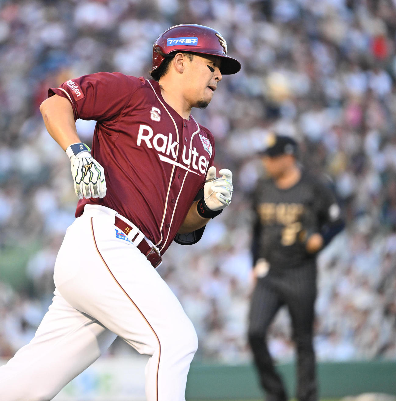 オリックス対楽天　8回表楽天2死三塁、左翼線に適時二塁打を放つ浅村（撮影・和賀正仁）